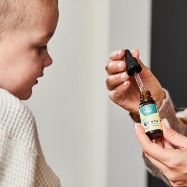 Vitasauri Kids D3 | Vitamin D Tropfen für Babys und Kinder | Leicht zu schluckende Vitamin D3 Tropfen gelöst in MCT Öl | Geeignet für Säuglinge, Babys & Kinder | 20 ml | edubily nutrition® – Bild 3