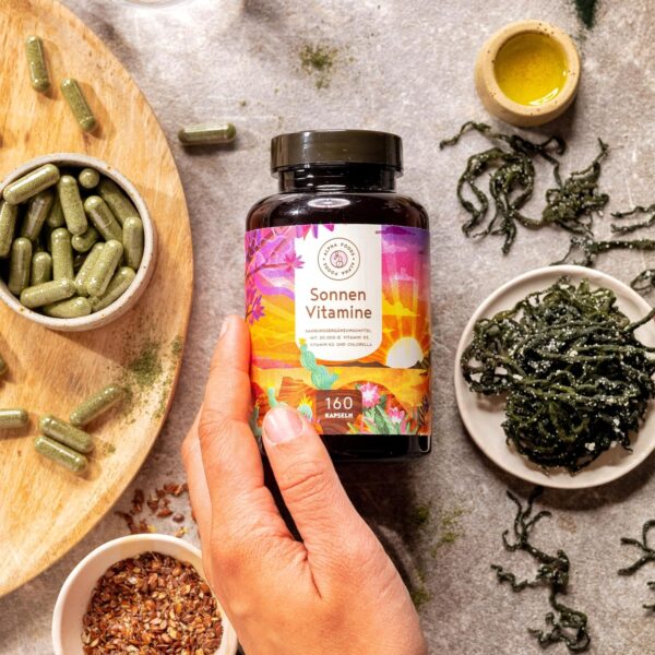 Vitamin D3 + K2 - hochdosiert 20.000 IE - 160 Kapseln - vitaMK-7, 99,99% All-Trans und pflanzliche Omega 3 Fettsäuren aus Leinsamen und Algen - SONNENVITAMINE – Bild 2